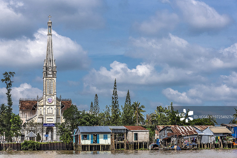 越南湄公河三角洲永隆的教堂和高跷房屋图片素材