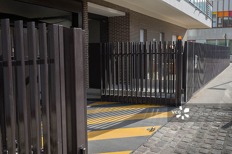 新建筑中停车场的入口坡道图片素材