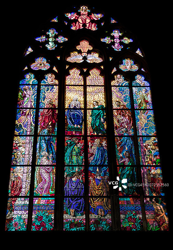 布拉格圣维特大教堂的彩色玻璃窗（老城），捷克，欧洲图片素材
