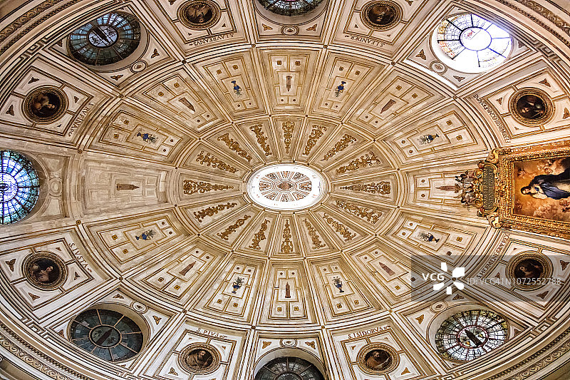 西班牙塞维利亚大教堂的椭圆形天花板图片素材