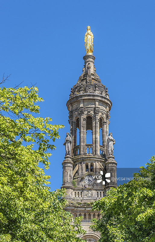 法国吉伦特省韦德莱斯圣母大教堂钟楼图片素材