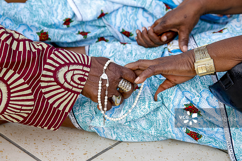 在阿比让非洲圣母天主教堂祈祷的朝圣者，科特迪瓦图片素材