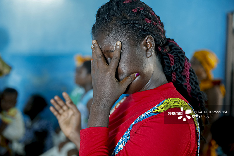 科特迪瓦大巴萨姆福音教堂的周日礼拜图片素材