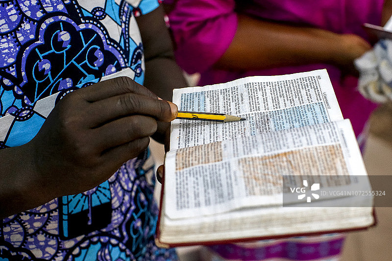 科特迪瓦大巴萨姆福音教堂的周日礼拜图片素材