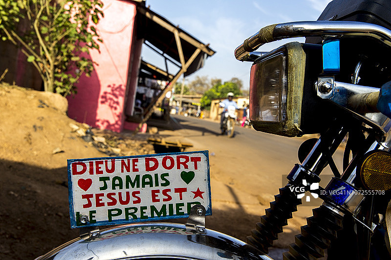 多哥达庞的摩托车上的福音信息图片素材