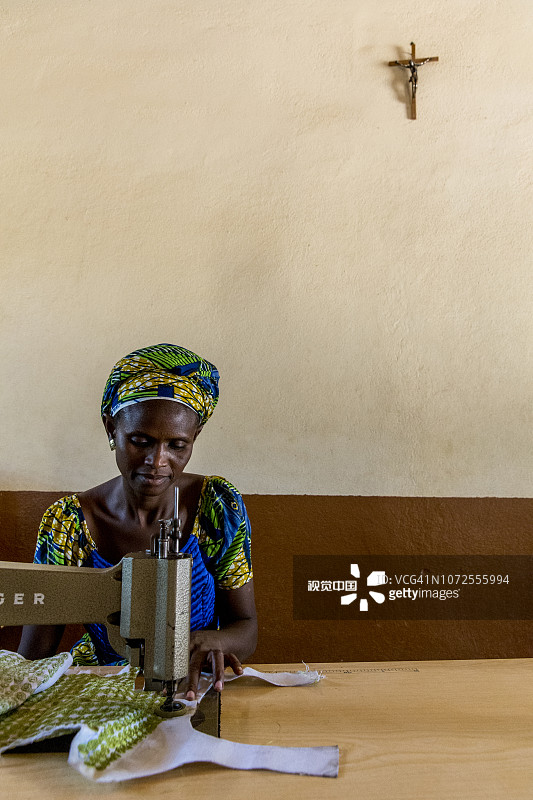 多邦天主教非政府组织举办的年轻女性培训班：指导员图片素材