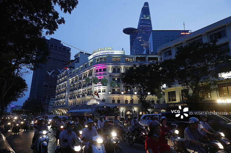 胡志明市第一区，庄严酒店和金融塔图片素材