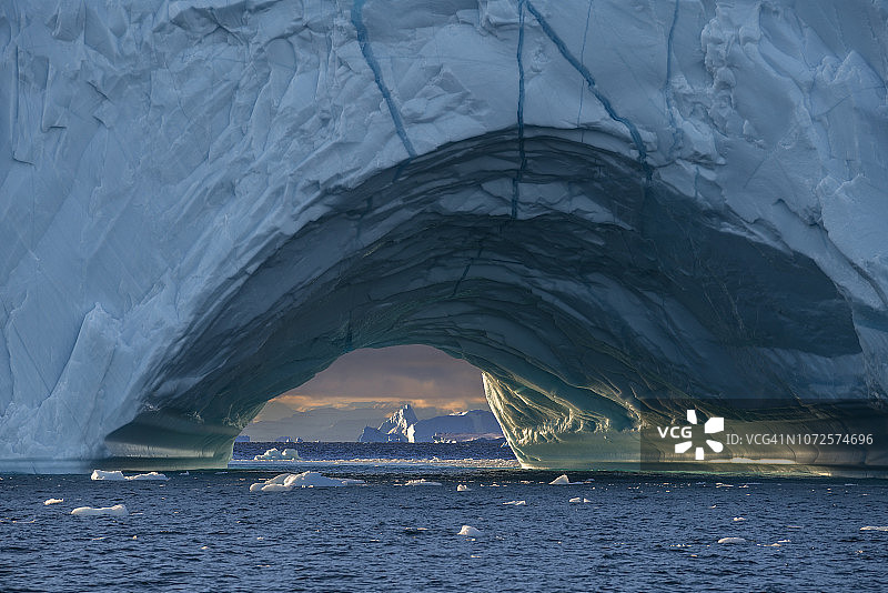 格陵兰岛斯科斯比湾的冰山与拱门图片素材