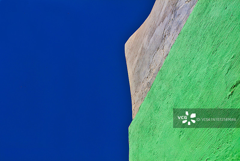 蓝天与薄荷色墙壁图片素材