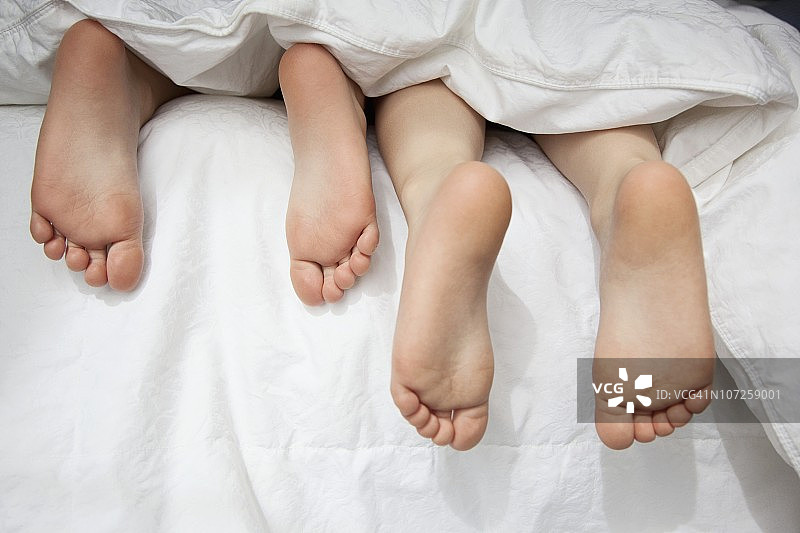 兄妹一起躺在床上图片素材