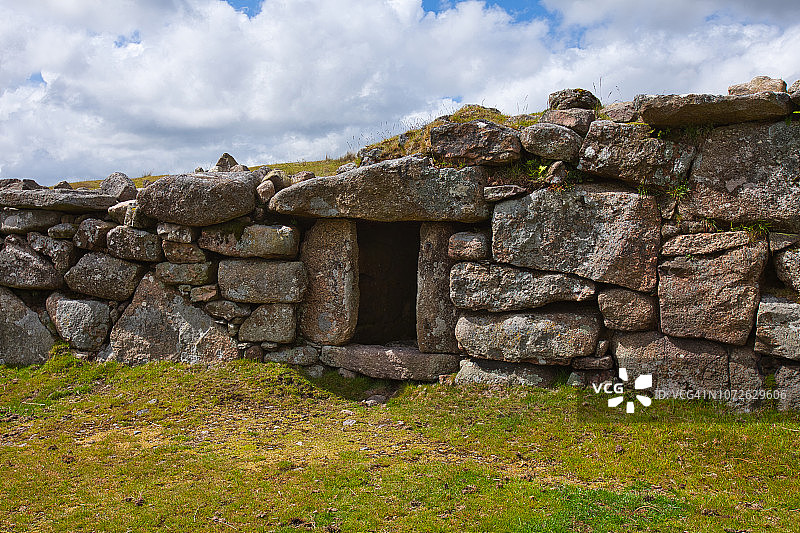 岩壁上的古代犬舍图片素材