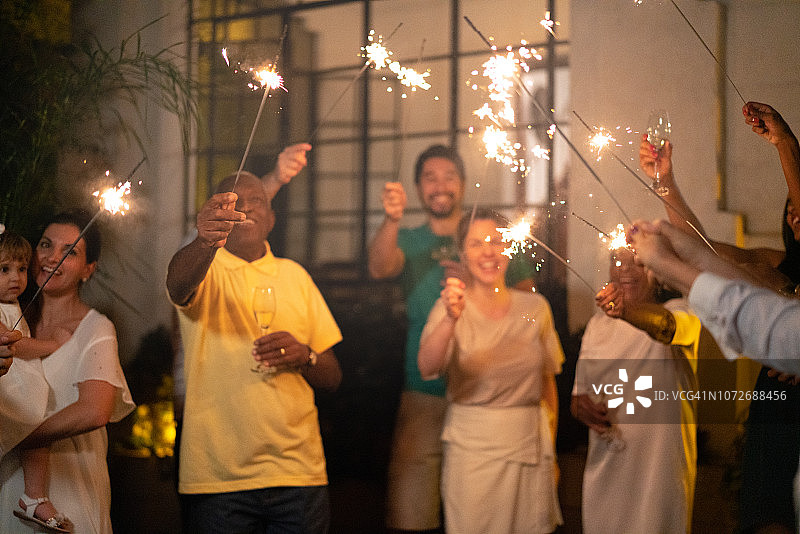 家人和朋友在家中燃放烟花庆祝新年派对图片素材