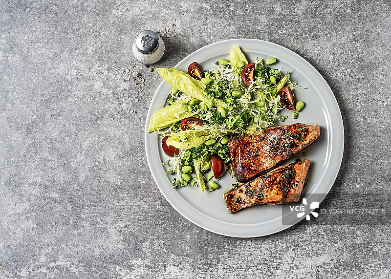 新鲜沙拉佐三文鱼图片素材