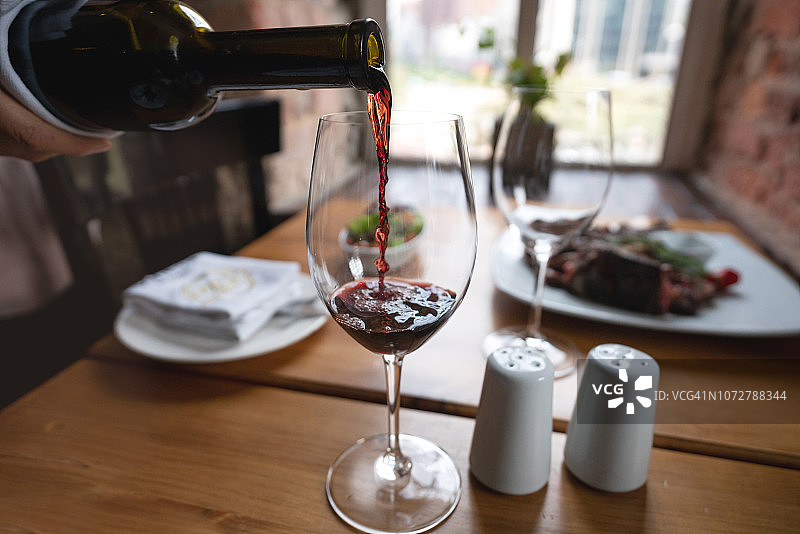 餐厅里倒红酒的特写图片素材