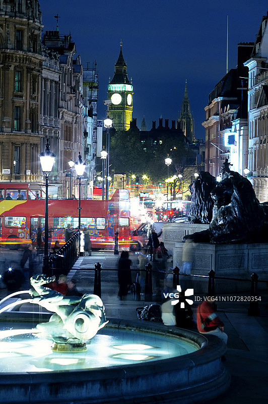 夜晚灯光下的伦敦大本钟和特拉法加广场，英国图片素材