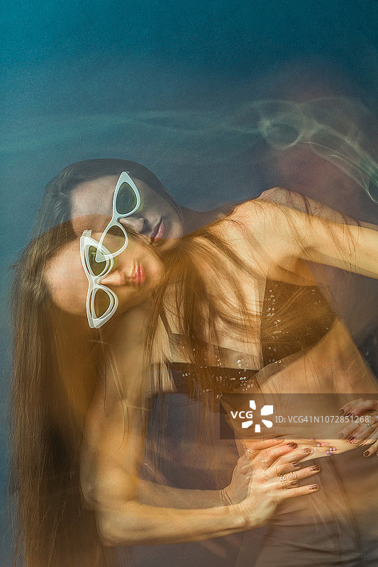 移动的女人，女人的运动，双重曝光，戴墨镜的女人，酷，酷的态度，时尚，数字合成，多重曝光肖像图片素材