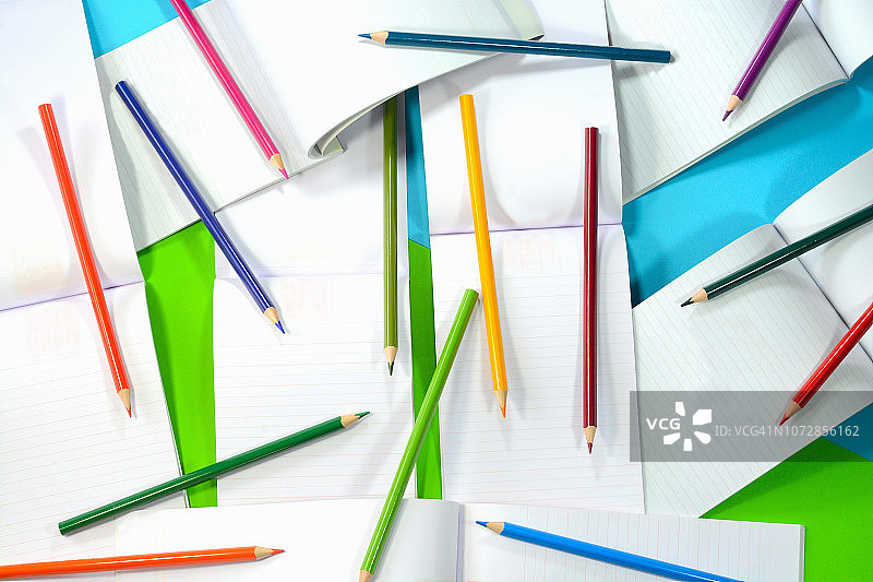 书籍和彩色铅笔图片素材