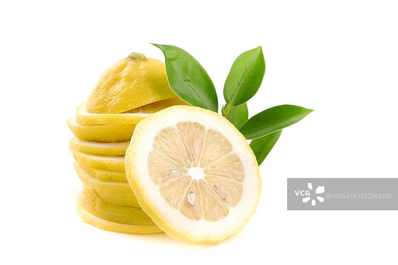 白色背景上孤立的黄色柠檬切片和树叶图片素材