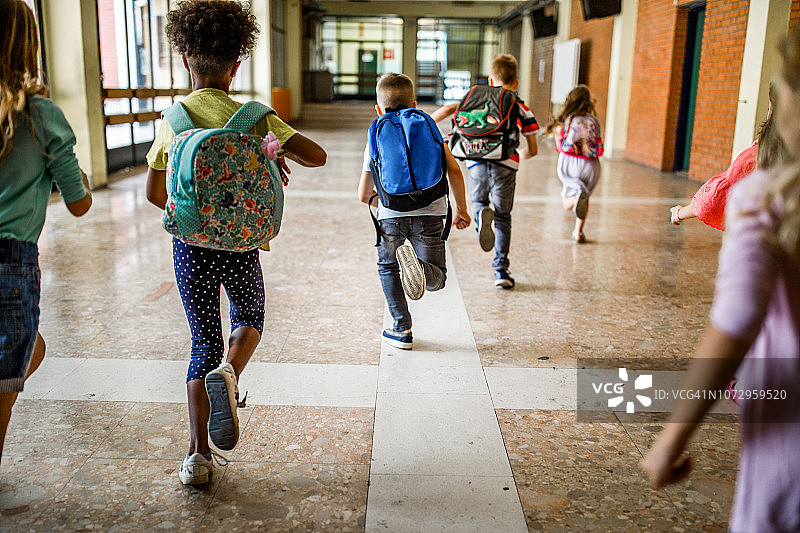 一群学童跑下走廊的背影图片素材