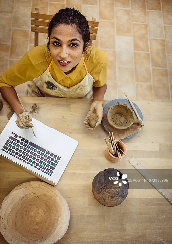 使用笔记本电脑的女雕塑家图片素材