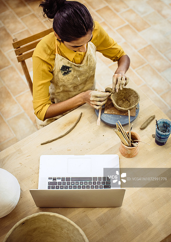 使用笔记本电脑的女雕塑家图片素材