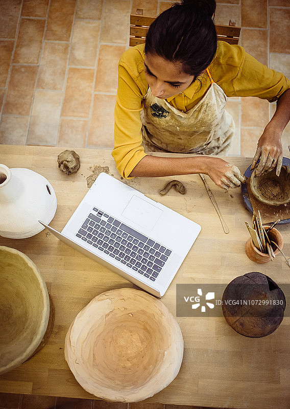 使用笔记本电脑的女雕塑家图片素材