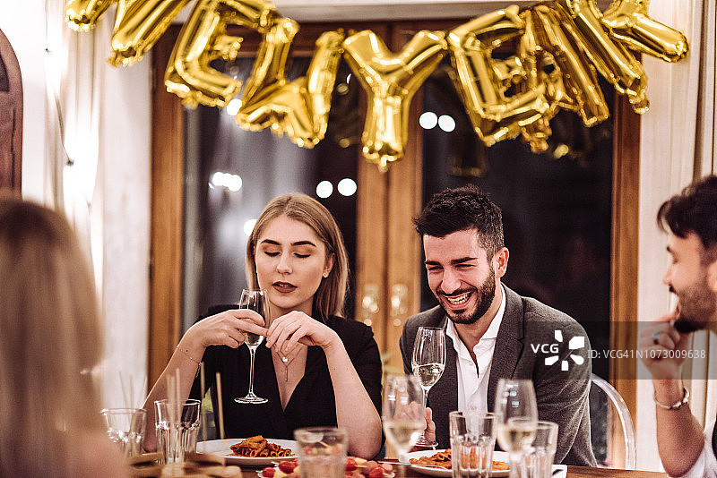 新年朋友在家聚餐图片素材