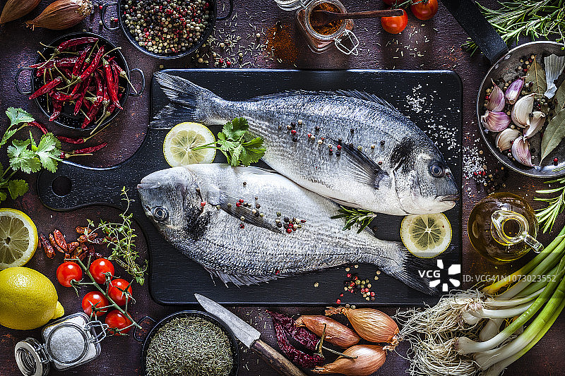 鲷鱼与调味料和烹饪鱼的食材图片素材
