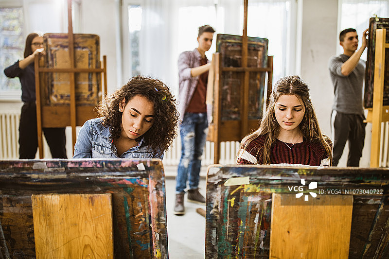在艺术工作室上绘画课的学生图片素材