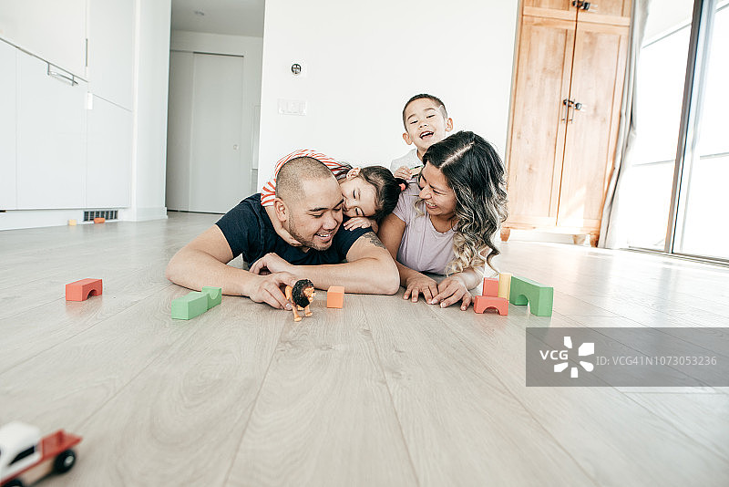 双职工家庭图片素材