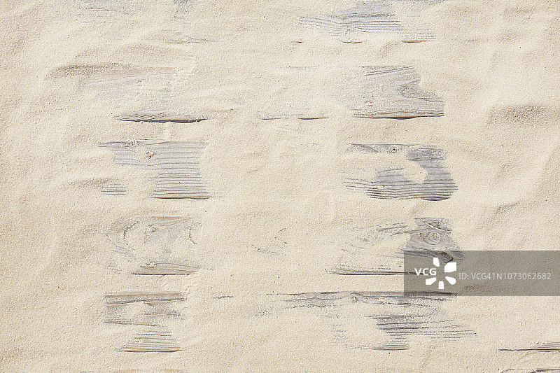 沙滩木板路高角度景观，通往海滩图片素材