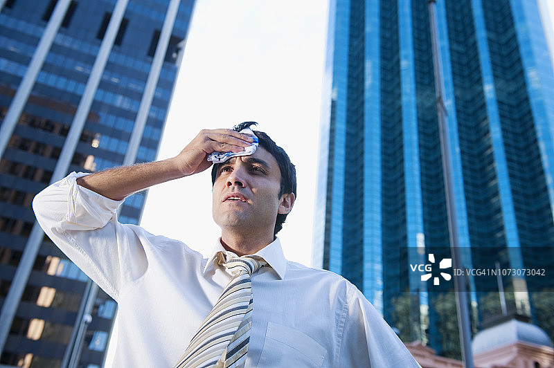 在城市中流汗的男商人图片素材