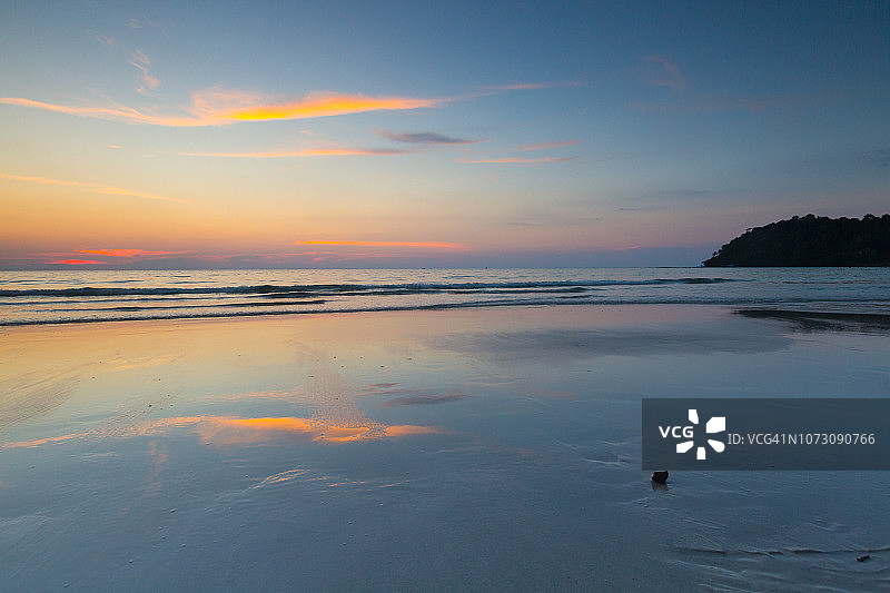 阁骨岛：日落后退潮时的空旷海滩，美丽的倒影图片素材
