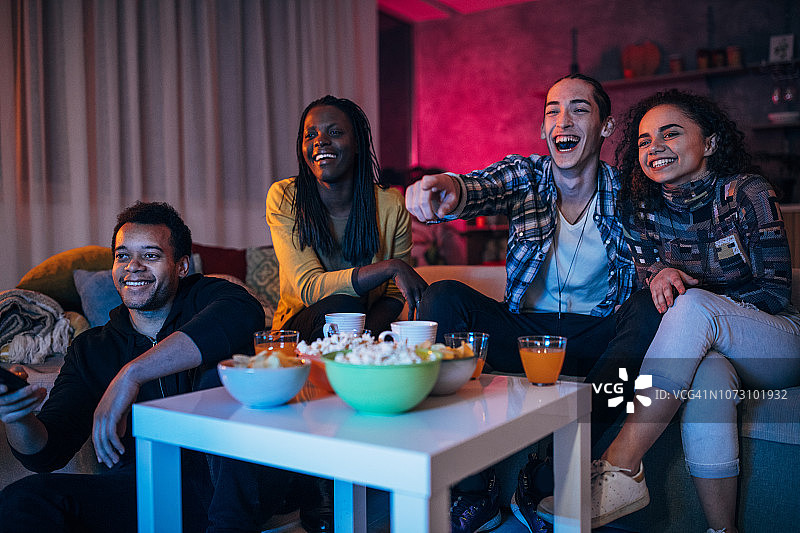 朋友们一起看有趣的电影图片素材