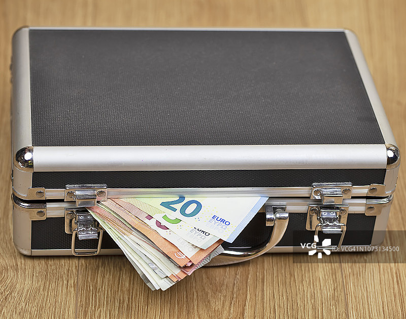 金属公文包现金箱，装满现金的手提箱图片素材