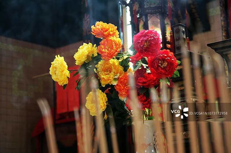 在吉隆坡斯里玛哈马里安曼印度教寺庙的祭坛上烧香，并摆放鲜花图片素材