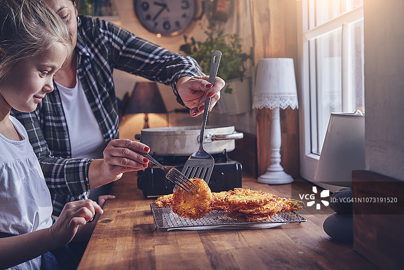 在家庭厨房准备土豆煎饼图片素材