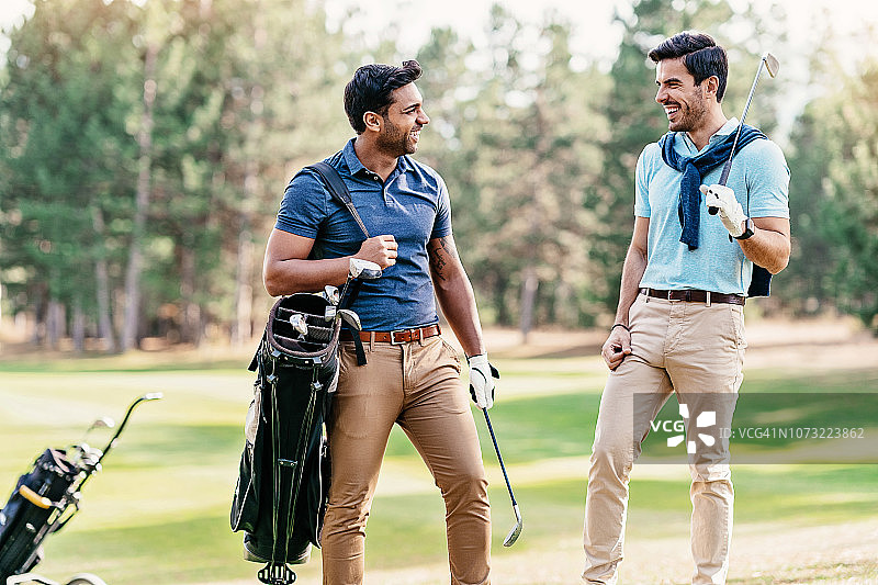 两位高尔夫球手在高尔夫球场上交谈图片素材