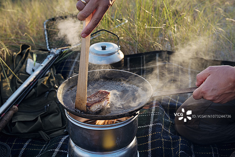 渔民在海滩烹饪渔获的特写镜头图片素材