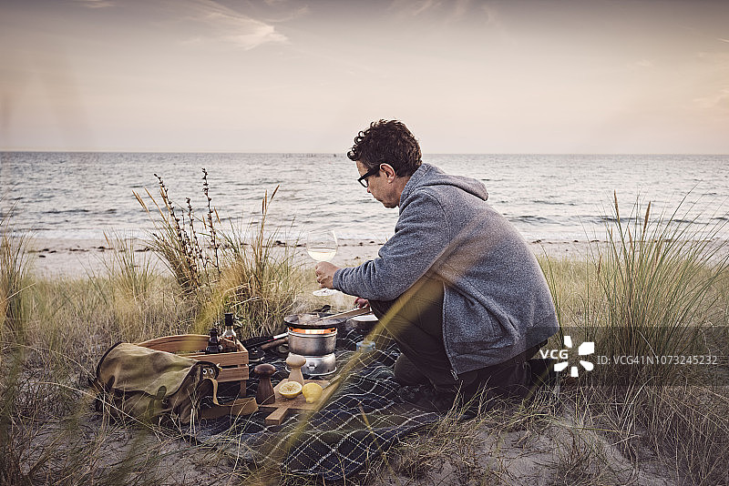 渔民在海滩上烹饪渔获图片素材