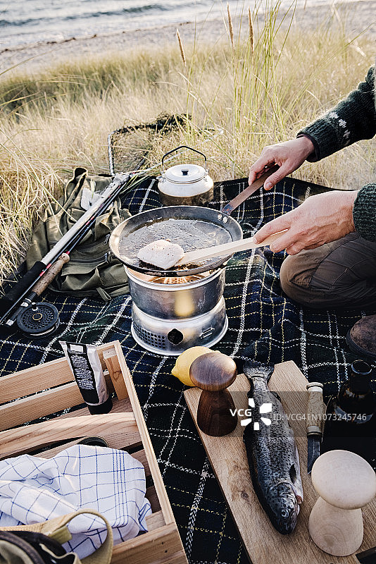 渔夫在海滩烹饪渔获图片素材