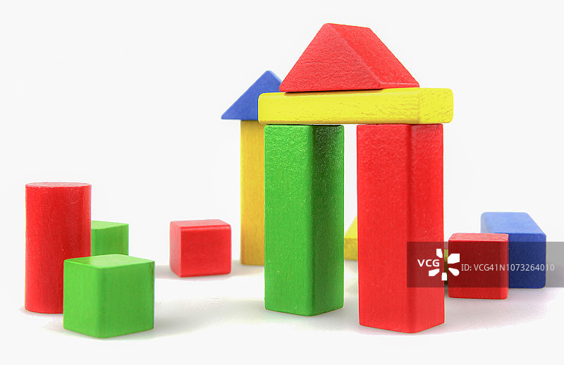 儿童玩耍的木制积木图片素材