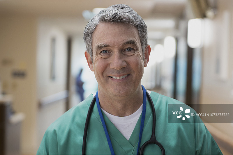 医院走廊里自信的男外科医生图片素材