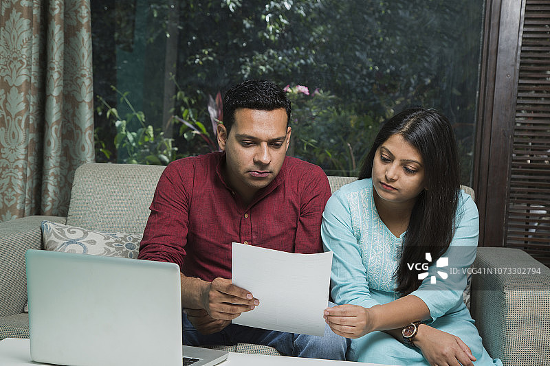 我们是如何如此迅速地超出预算的——库存图片图片素材