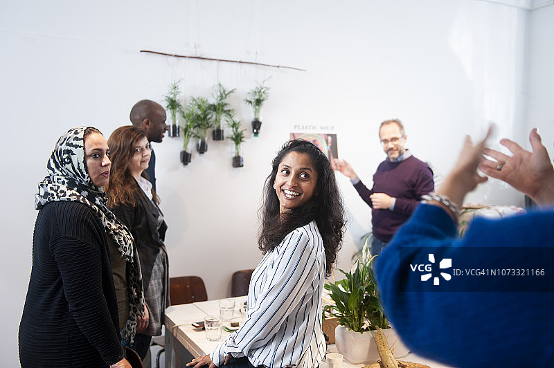 可持续商业创意团队头脑风暴图片素材