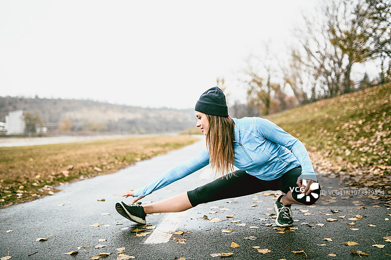 训练前伸展的可爱女运动员图片素材