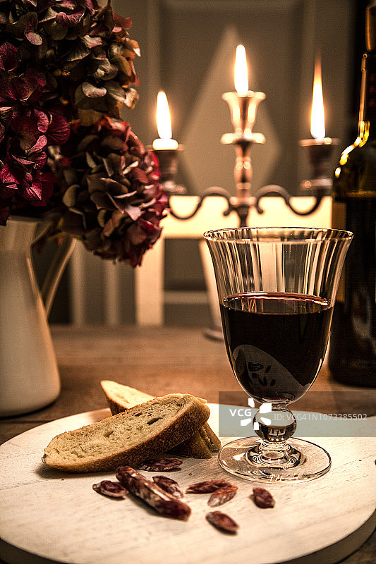 烛光下的红酒杯图片素材