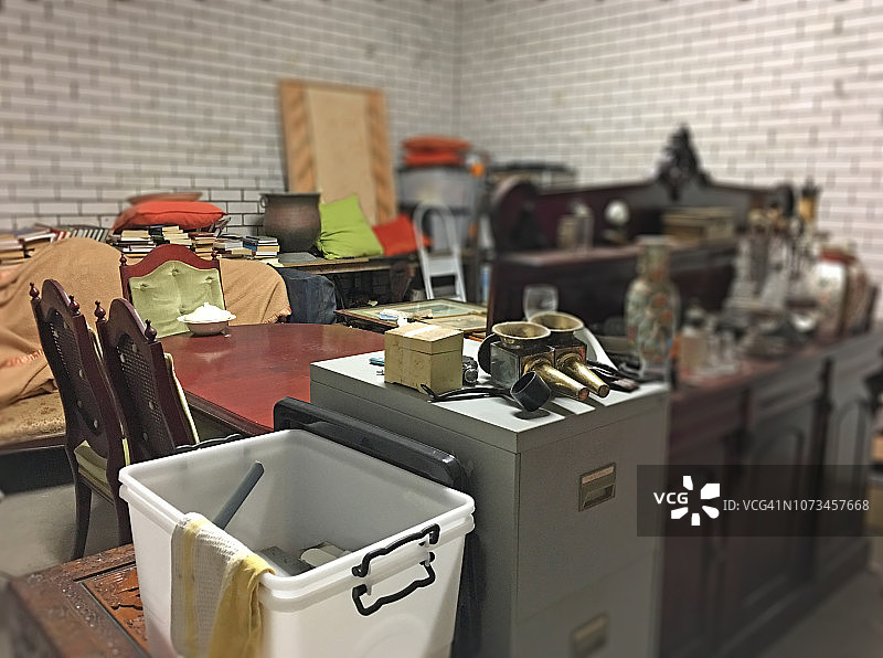 杂乱的储藏室图片素材