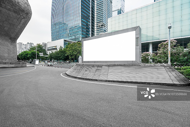 广州城市街道上的大型空白广告牌图片素材