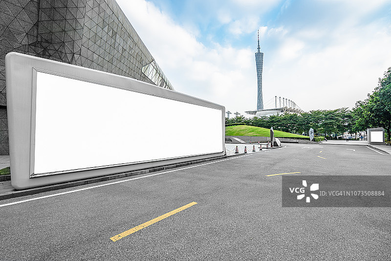 广州城市街道上的大型空白广告牌图片素材